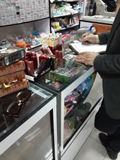 کارشناسان آرایشی بهداشتی، و قاچاق کالا از فروشگاههای عرضه محصولات آرایشی بهداشتی سطح شهرستان بازدید کردند.