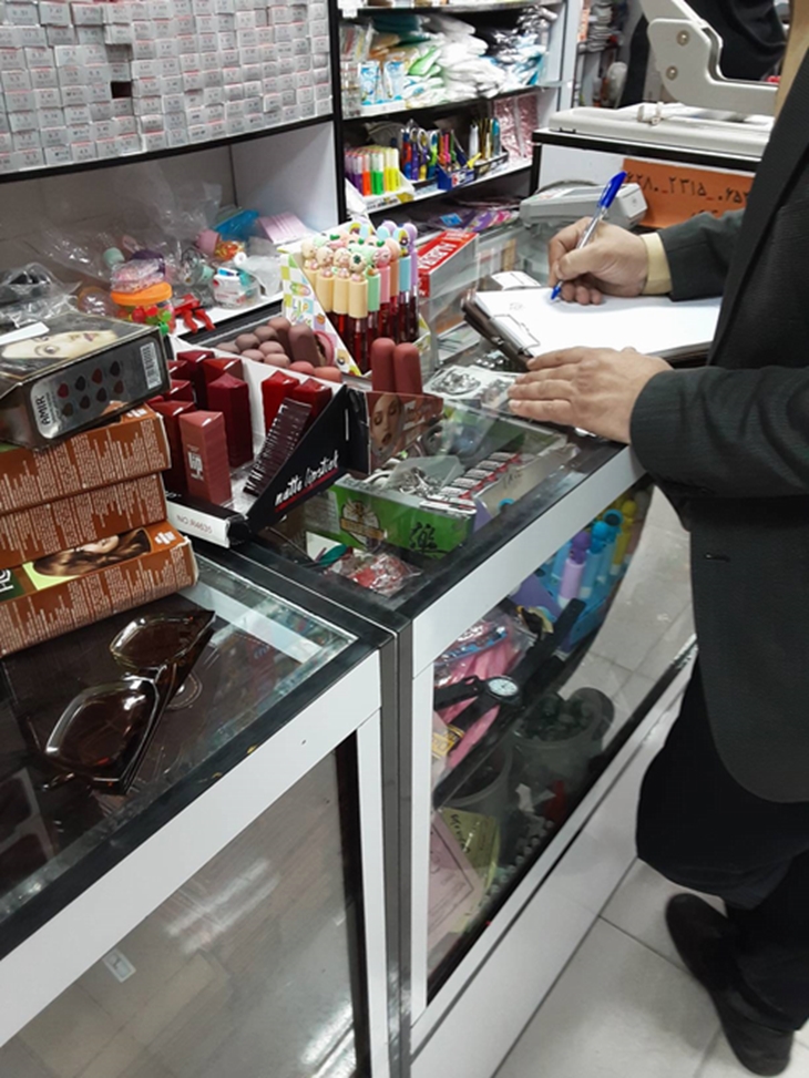 کارشناسان آرایشی بهداشتی، و قاچاق کالا از فروشگاههای عرضه محصولات آرایشی بهداشتی سطح شهرستان بازدید کردند.